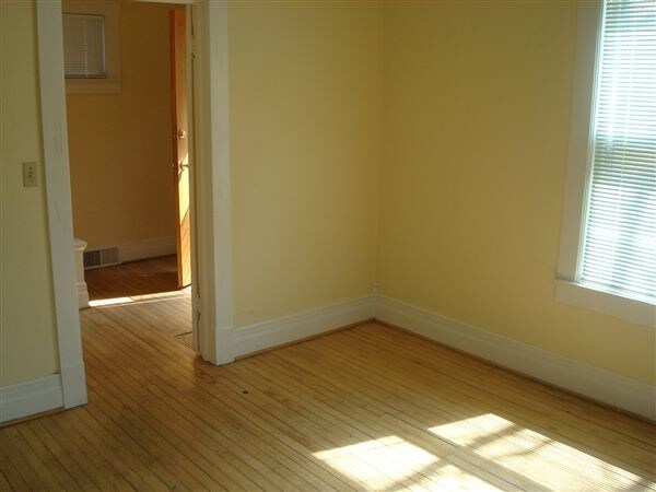 Building Photo - 4 br, 2 bath House - 524 Elm St 524 Elm