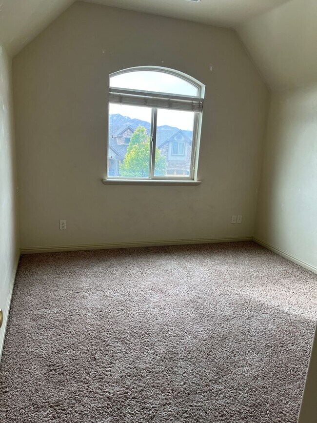 Building Photo - 1/2 Off 1st Months Rent!! 5 Bedrooms, 3 Ba...