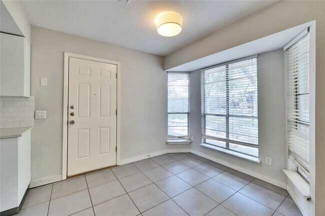 Foto del edificio - 2406 Sheri Oak Ln