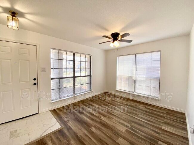 Foto del edificio - 1332 Sheila Dr