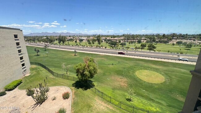 Foto del edificio - 7940 E Camelback Rd
