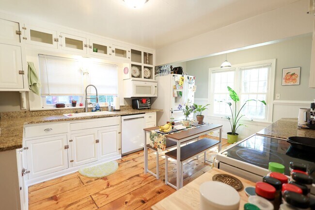 Foto del edificio - Beautifully Updated 4 bed house w/ fully fenced in yard **