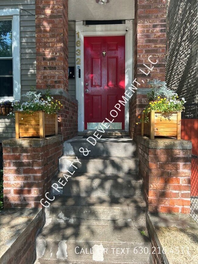 Building Photo - ***HUMBOLDT PARK - UPDATED 3 BDRM - 1 BTH ...
