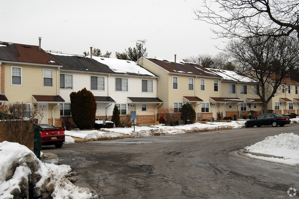 Building Photo - Colonial Square Townhouses