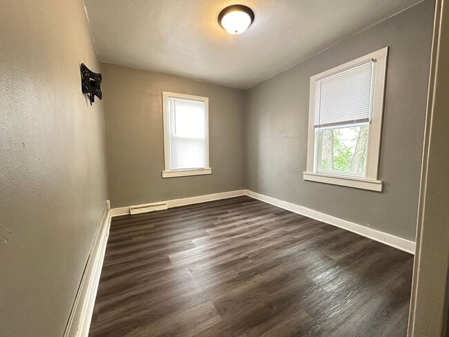 Building Photo - 3 Bedroom House $800 AC, Laundry, off stre...