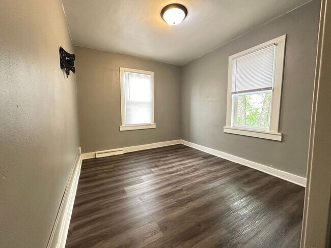 Foto del edificio - 3 Bedroom House $800 AC, Laundry, off stre...