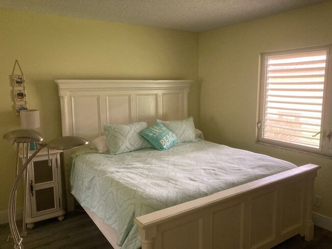 Building Photo - AVAILABLE JANUARY 1-2025-Furnished One Bed...