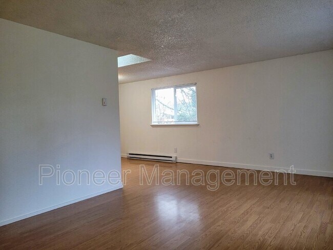 Building Photo - 252 3rd St