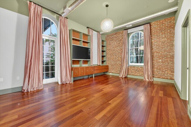 Foto del edificio - Available Now! High End 2 Bed 2 Bath in Lu...