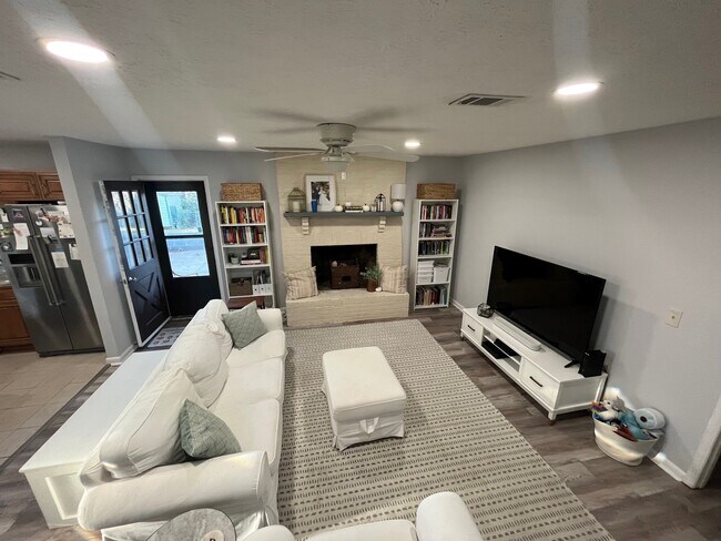 Viviendo - 406 Wittel Ave