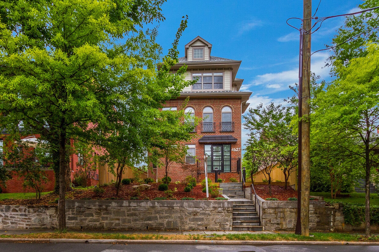 Primary Photo - 4527 MacArthur Blvd NW