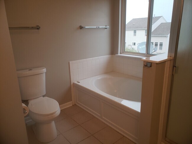 Foto del edificio - Stunning 4 bedroom 2.1 bath with basement