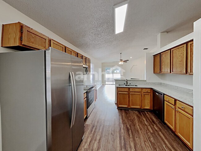 Foto del edificio - 7590 Fawn Lake Dr N