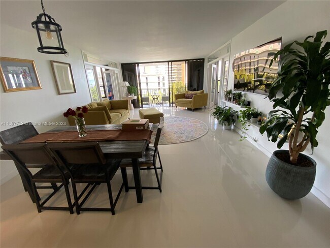 Foto del edificio - 780 NE 69th St