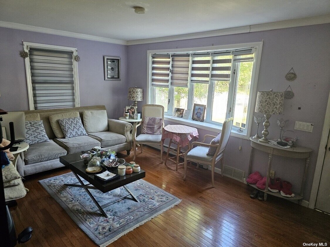 Primary Photo - 215 Long Island Ave