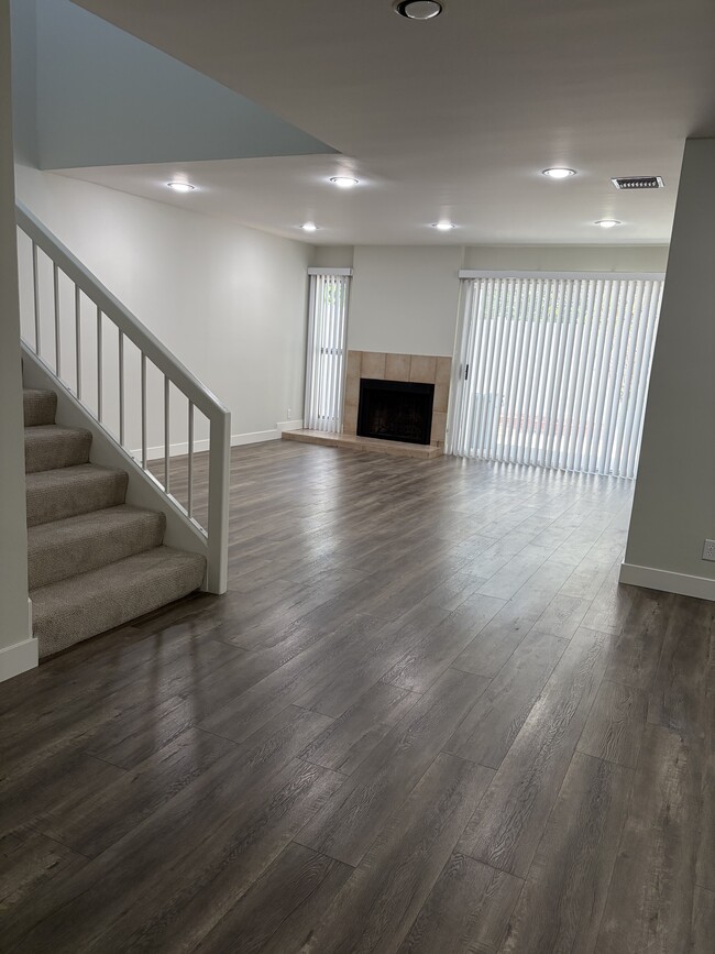 Bright and large living room and wet bar - 18241 Andrea Cir N