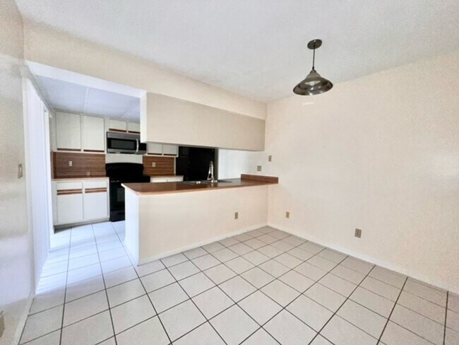 Building Photo - Orlando - 2 Bedroom, 2.5 Bathroom - $1,895.00