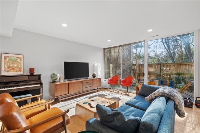 Building Photo - Unique 3BR / 1.5BA Mid-Century Townhome in Reston’s Iconic Hickory Cluster