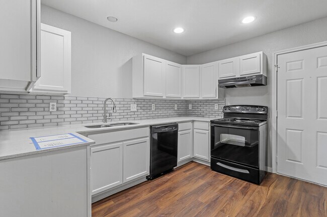 Building Photo - 1716 Manor Garden Curve