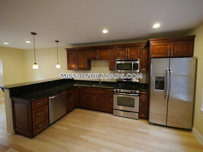 Building Photo - 5 Saint James Pl