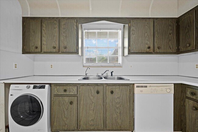 Foto del edificio - 102 Amherst Ln