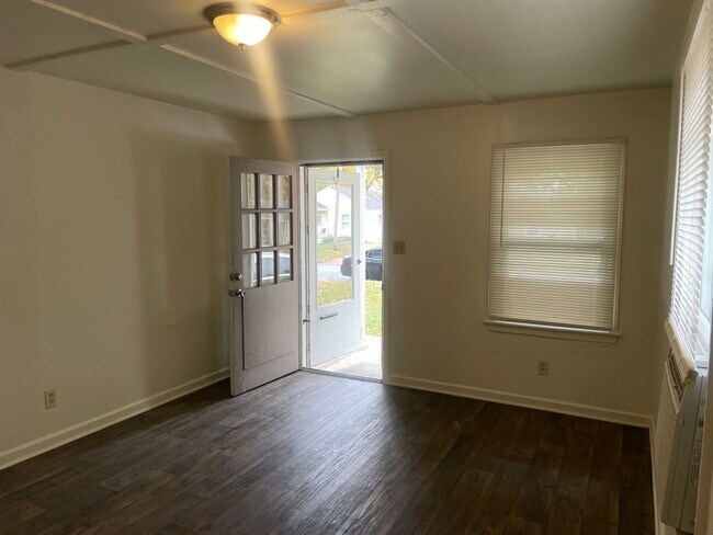 Building Photo - 2 BDRM 1 BA, 816 SQ FT HOME, DUKE POWER, CITY OF GREENSBORO WATER- $975 MONTH, $975 DEPOSIT!!