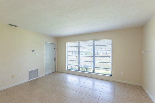 Foto del edificio - 22267 Montrose Ave