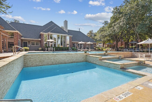 Foto del edificio - Whispering Creek Villas Apartment Homes