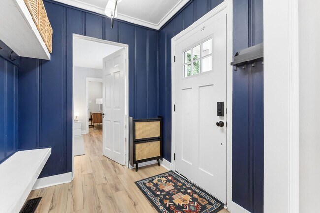 Building Photo - Fully Furnished Mid-Term Rental with Utilities Included!!