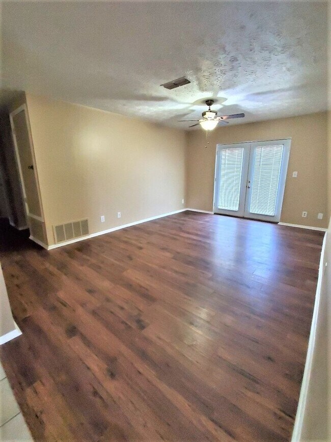 Foto del edificio - Charming 3-Bedroom, 2-Bath Home in Eastern...
