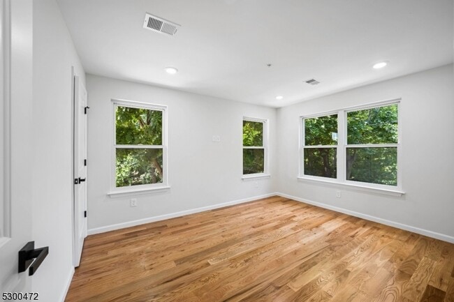 Building Photo - 549 S Orange Ave