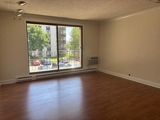 Foto del edificio - 9118 Elmwood Dr