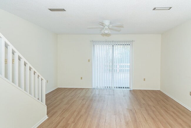 Building Photo - "Charming Townhouse on Hollywood Blvd with Spacious 1156 Sq Ft Layout!"