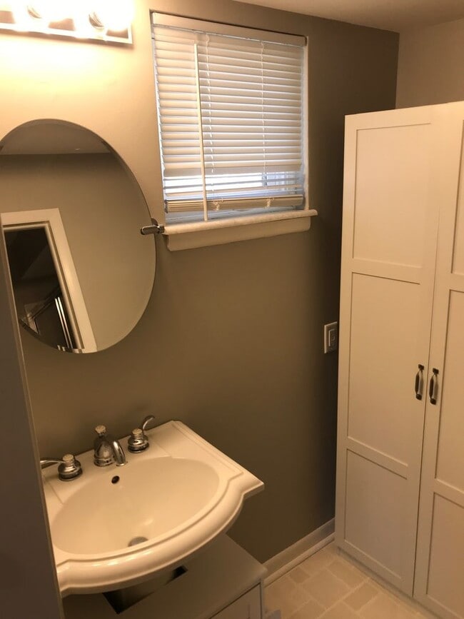 Building Photo - 433-435 E Woodlawn Pl