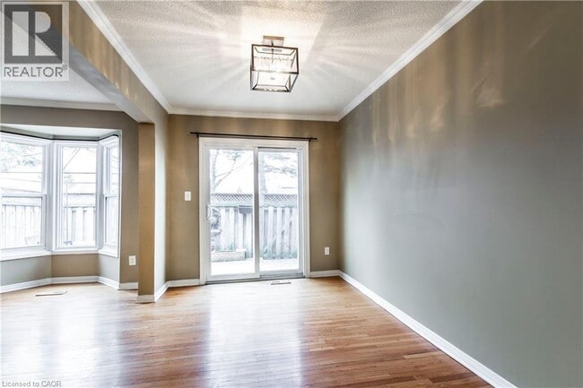 Building Photo - 2 Royalwood Ct