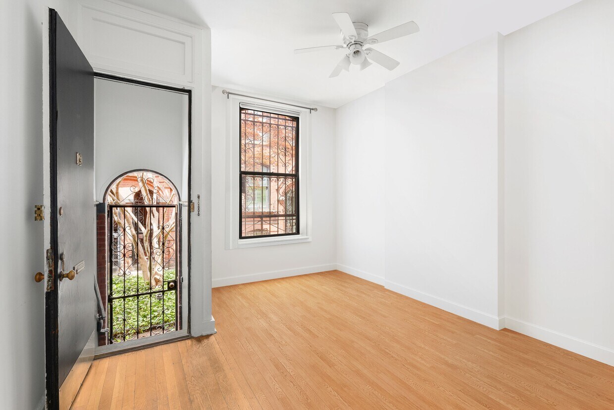 Primary Photo - 19 Warren Pl