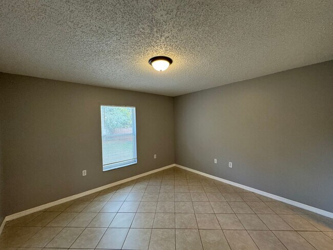 Building Photo - BEAUTIFUL 3 Bedroom, 2 Bathroom Home in Or...