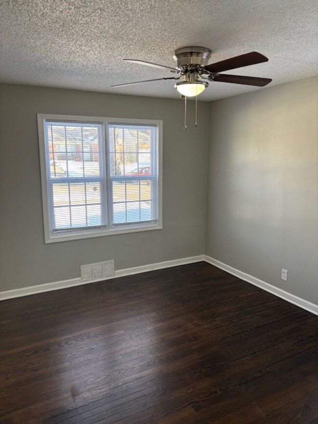 Building Photo - !!MOVE IN SPECIAL!! AVAILABLE NOW! 3 Bed 1...