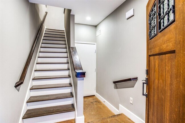 Foto del edificio - 2411 N Hall St