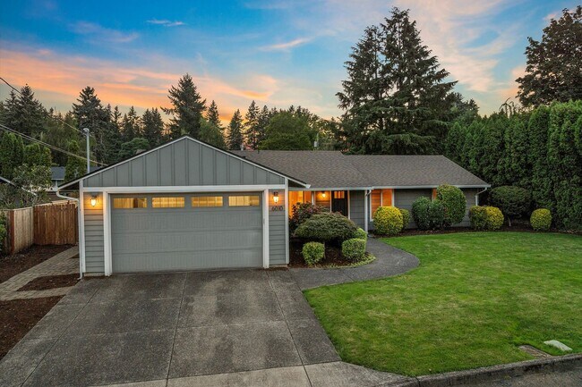 Foto del edificio - Live in One of Lake Oswego's Most Convenie...
