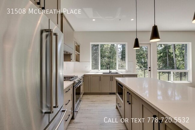 Building Photo - New Executive 6 Bedroom 4 Bathroom Home