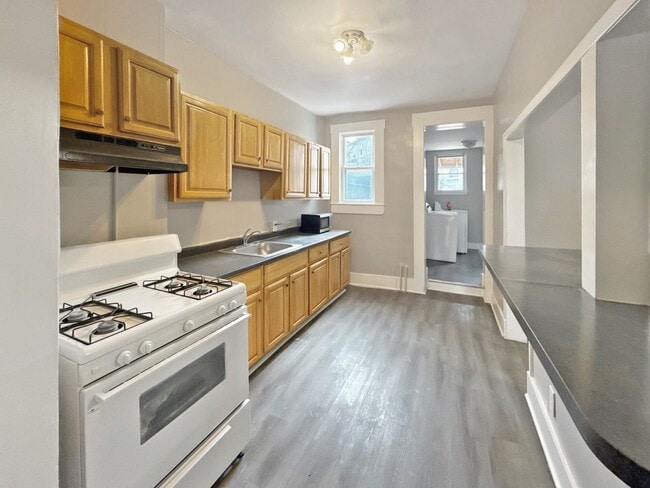 Foto del edificio - Modern Finishes, In-Unit Laundry & Bright Living Spaces