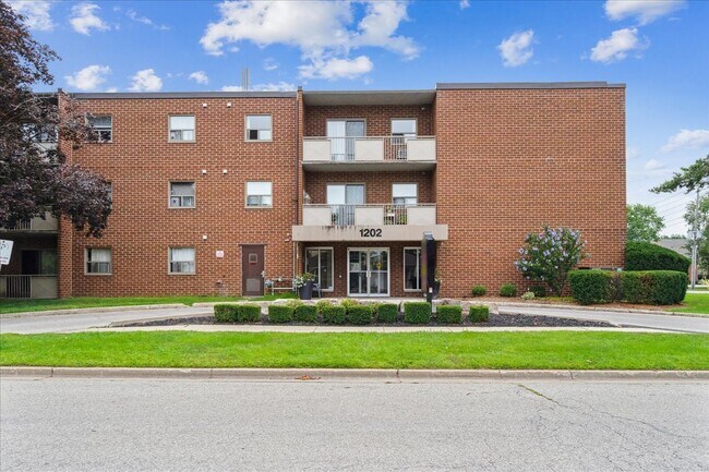 Photo du bâtiment - Pontiac Court – Lowrise