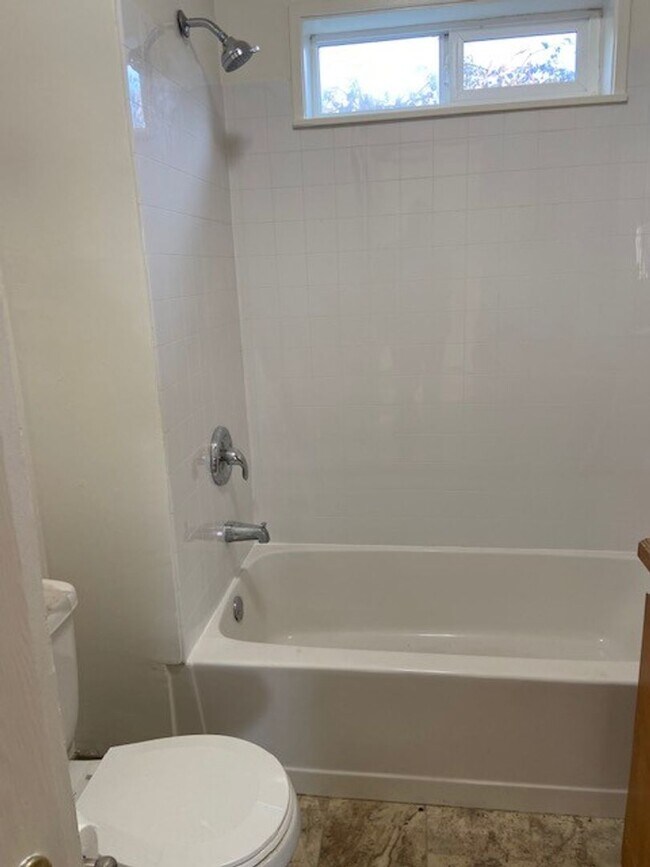 Foto del edificio - Nice updates in this 2 / 1 house with 2 ca...