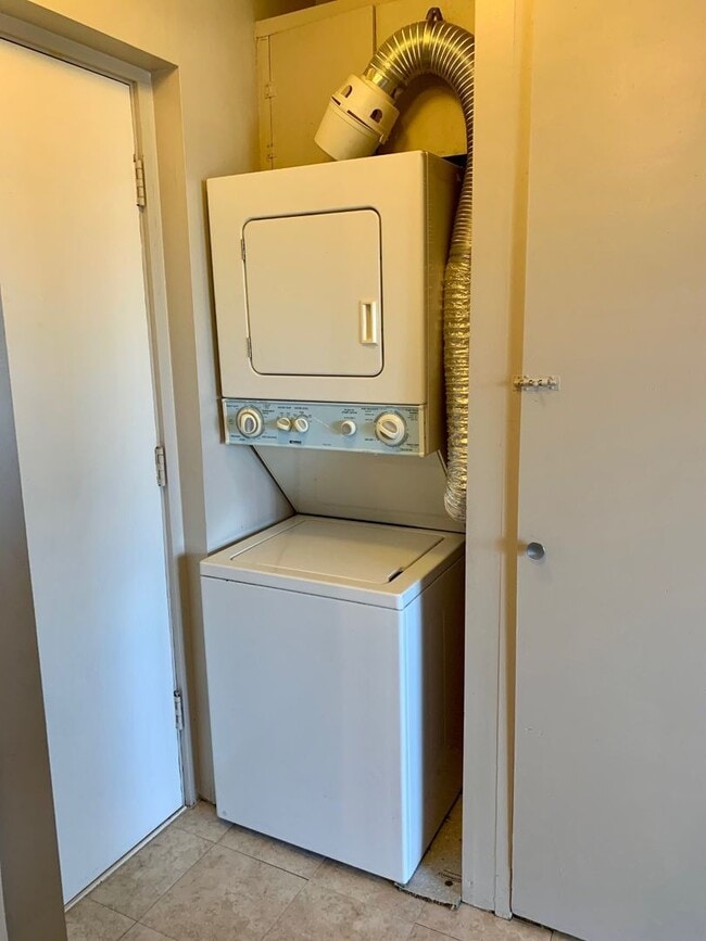 Photo - Charming Makiki Studio w/ Parking and in unit W/D $1600 AVAILABLE NOW Apartment