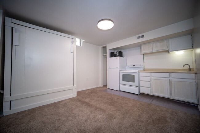 Building Photo - Basement Apartment