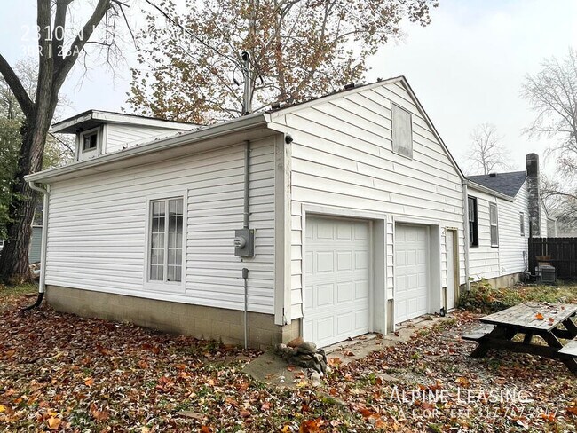 Building Photo - 3 Bedroom MASSIVE 2-car-garage/workshop co...