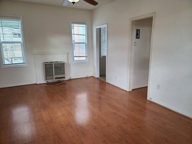 Building Photo - 527 W Stocker St