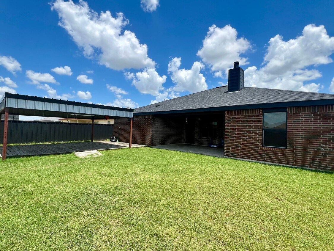 Foto del edificio - Spacious 4-Bedroom Home with Designer Touc...