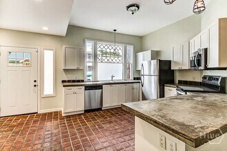 Building Photo - 307 W Henry St